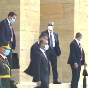 Cumhurbaşkanı Erdoğan'a Anıtkabir'de sevgi seli