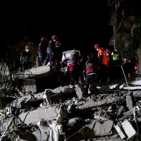 İzmir'de arama kurtarma çalışmalarında zamana karşı yarış