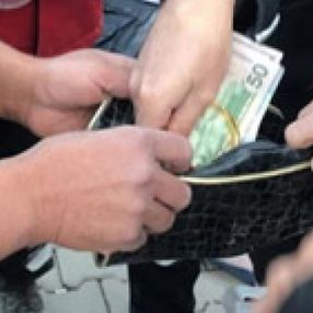 İzmir'de itfaiye eri, enkazda bulduğu altını teslim etti
