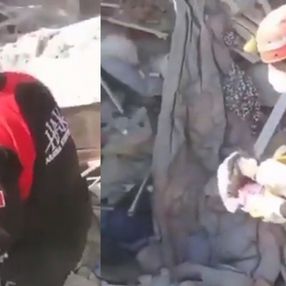 Enkazdan oyuncak çıkaran arama-kurtarma personelinin üzüntüsü