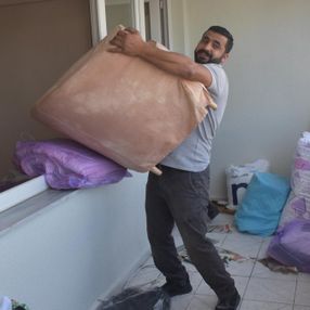 İzmir'deki deprem bölgesindeki vatandaşlar hasarlı binalardan taşınıyor