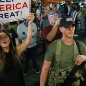 ABD'de Trump destekçileri silahlarla seçim merkezi önünde bekledi