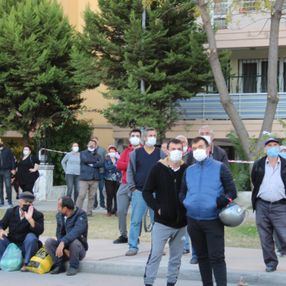 İzmir'de yıkılan binayı böyle izlediler