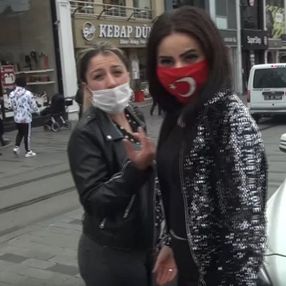 Taksim'de maske cezası kesilen İranlı kadınlar gazeteciye saldırdı