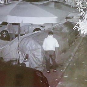 Aydın'da bir adam manav tezgahının arkasına tuvaletini yaptı