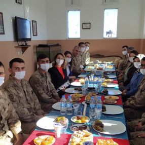 Batman Valisi Şahin'in eşinden askerlere anne yemeği ikramı