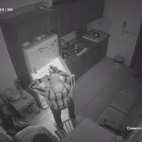 Adana'da bir hırsız içtiği su şişesini doldurup tekrar dolaba koydu