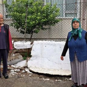 Antalya’da polisten kaçan sürücü, bahçe duvarına çarptı