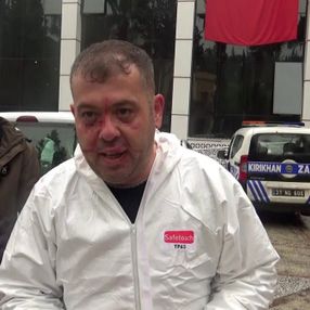 Hatay’da vaka almaya giden ambulans şoförünü yolda darbettiler