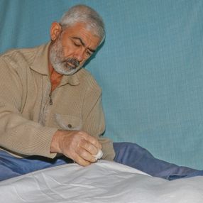 Mardin’de Suriyeli öğretim görevlisi 50 liraya yorgan dikiyor