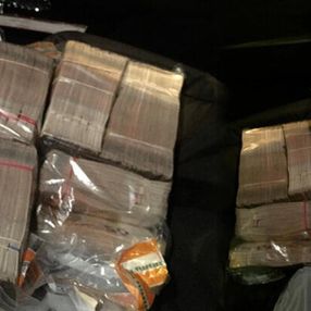 İstanbul'da taksici aracında unutulan 300 bin euroyu sahibine ulaştırdı