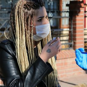 Adana’da maske cezası yiyen kadın, polisleri tehdit etti