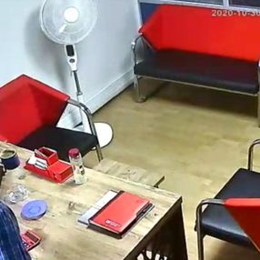 İzmir depreminden yeni görüntü: Kahvesini sakinlikle içti