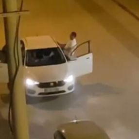 Antalya’da otomobil içerisindeki kadının yüzüne tekme attı