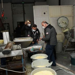 Kayseri’de sahte peynir üretimi yapan işletmenin görüntüleri