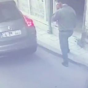 Adana'da otomobilin lastiğini patlatıp, 253 bin 500 lirayı çaldılar