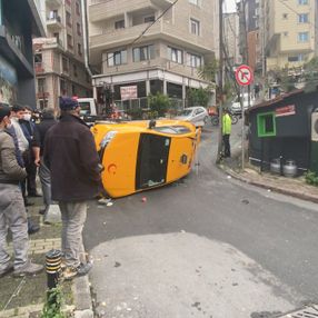 Şişli’de takla atan taksi 30 metre sürüklendi, yaralanan olmadı