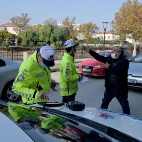 Hatay'da yayaları beklemek zorunda olmadığını söyledi, cezayı yedi
