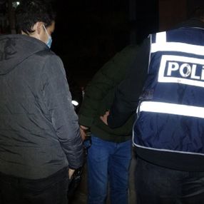 Bursa’da aranma kaydı bulunan genç, polise adres sorunca yakalandı