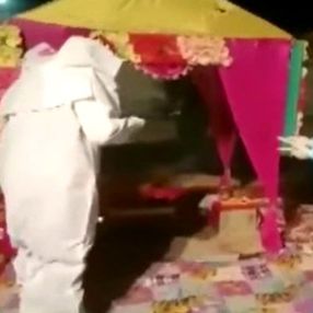Hindistan’da koruyucu kıyafetli düğün
