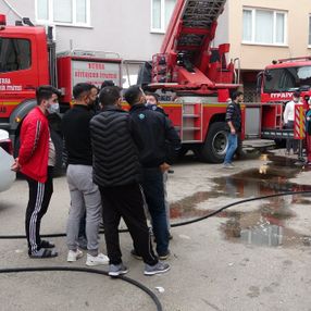 Bursa'da kısıtlamaya rağmen sokağa çıkıp, yangını izlediler