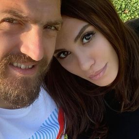 Caner Erkin ve Şükran Ovalı’dan yatak odası pozu