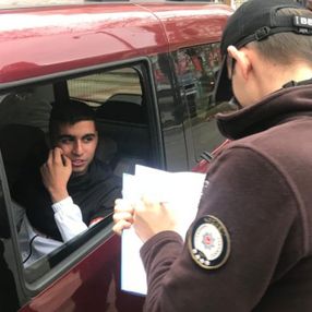 Kocaeli'de bekçilerin yanında durup maskesiz arkadaşına ceza yazdırdı