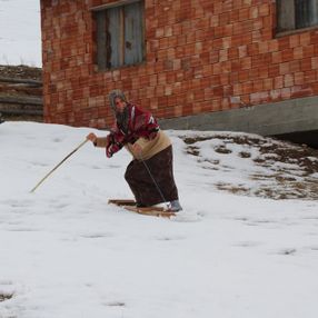 Rize'de kar sonrası tahtalı kayak eğlencesi