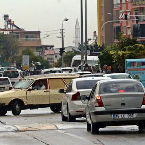 Antalya’da iddiayı kaybedince aracını okey taşlarıyla kaplattı