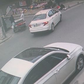 Küçükçekmece'de motosikletli önce otomobile sonra kadına çarptı