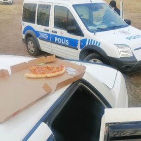 Kayseri'de otomobil hırsızları çaldıkları araçta pizza yerken yakalandı