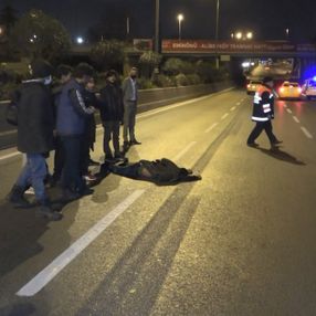 Zeytinburnu'nda yolun karşısına geçmek isterken metrelerce savruldu