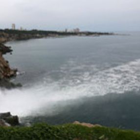 Antalya'da zehirli köpükler denize yayılıyor