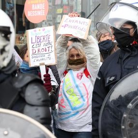 Belçika'da halk, koronavirüs kısıtlamalarını protesto etti