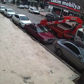 Ankara'da vinç, park halindeki iki otomobili biçti
