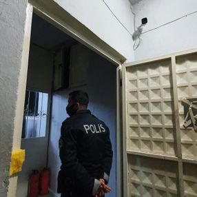 Adana'da saklandıkları terasta yakalandılar