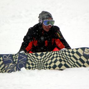 Kartalkaya’da kar yağışı altında kayak ve snowboard keyfi