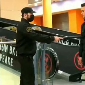 Rusya’da maskesiz vatandaşlara ‘dayaklı’ şaka