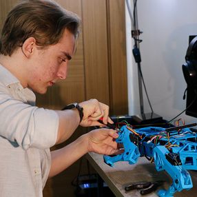 Eskişehirli lise öğrencisi, farklı iş kollarına uygun robot köpek geliştirdi