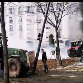 Fransa'da çiftçiler traktörlerini polisin üzerine sürdü