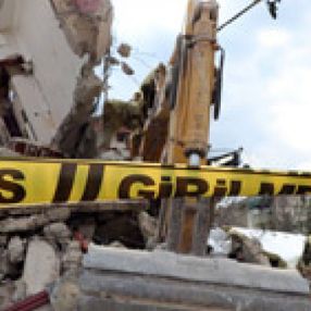 Edirne'de iş makinesi operatörü, yıkımını yaptığı binanın altında kaldı
