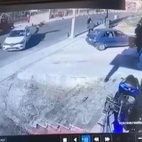 Beykoz'da otomobile çarpan motosiklet sürücüsü havada takla attı