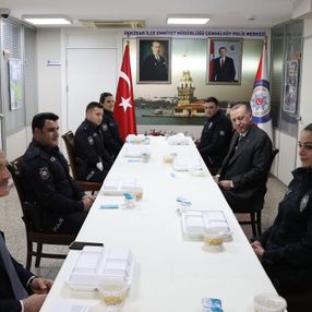 Cumhurbaşkanı Erdoğan ve Süleyman Soylu, Çengelköy Polis Merkezi'nde iftar yaptı