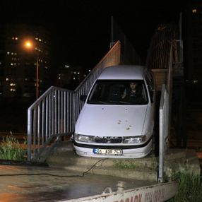 Adana'da yaya köprüsünden geçmeye çalışan otomobil sıkıştı