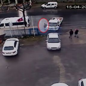 Güngören’de kamyonetle kaldırımdaki yayaya çarptı