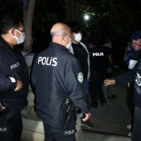 Adana'da bir kişi tartıştığı babası ve ağabeyini bıçaklayarak öldürdü