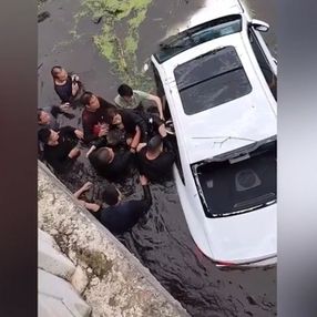 Çin’de dereye düşen otomobil içerisindeki yolcular kurtarıldı