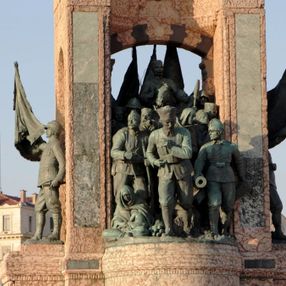 Taksim Anıtı'ndaki eksiklik iki yıl sonra fark edildi