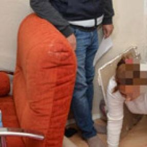 Kocaeli'de evin gizli bölmesinde saklanan 2 kadın, polisten kaçamadı