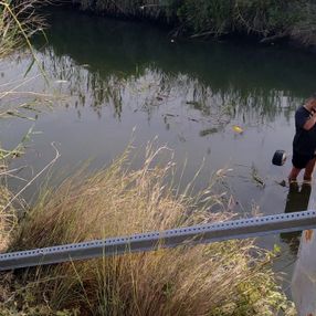Muğla’da dereye uçan aracın üzerine çıkıp yardım beklediler